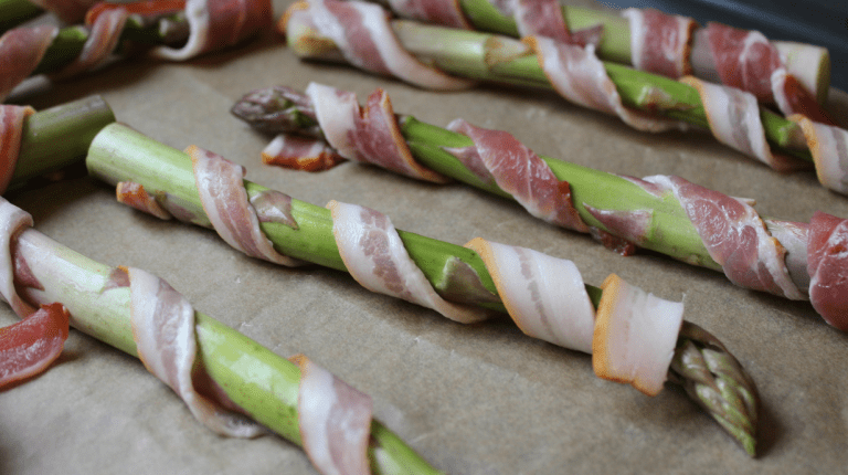 Bacon- og butterdeigssurret asparges - Asparges