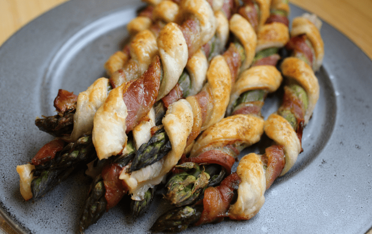 Bacon- og butterdeigssurret asparges - Server