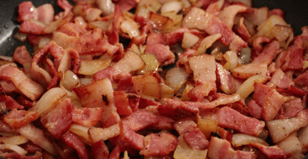 Pasta carbonara - stek bacon og løk
