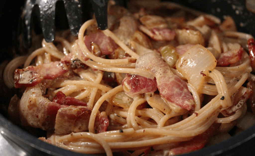 Pasta carbonara - med løk og bacon